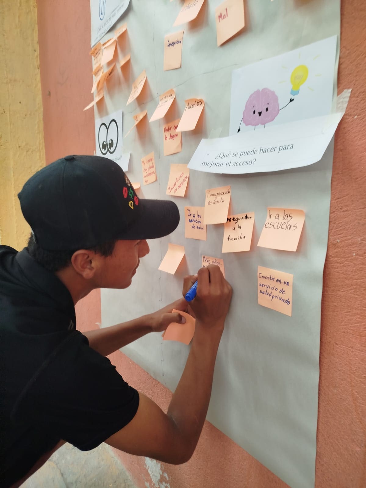 Adolescente participando en un taller comunitario de FOCI