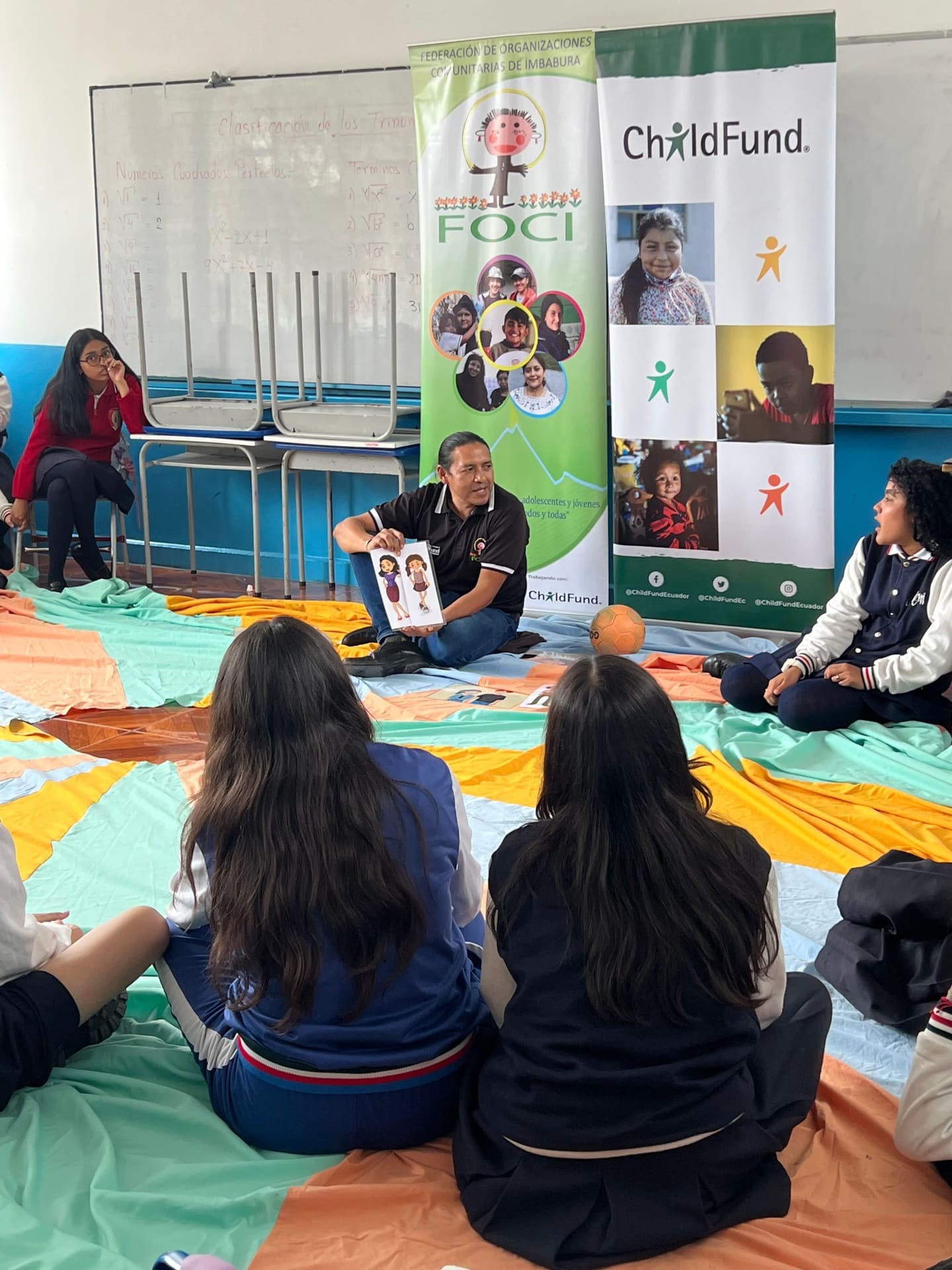 Presentación de FOCI y ChildFund en una institución educativa de Imbabura