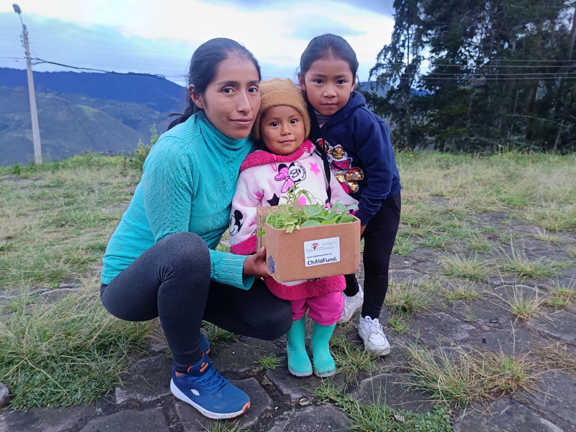 Madre e hijas de una comunidad de Imbabura con plantas entregadas por FOCI y ChildFund