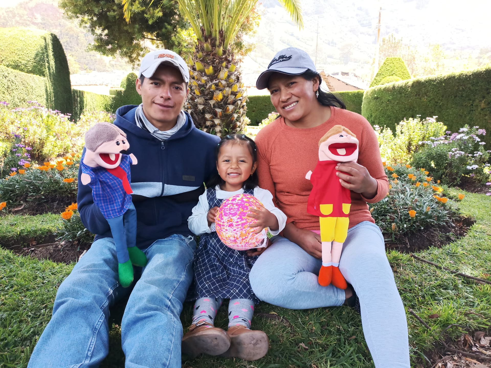 Familia participante de FOCI compartiendo un momento junto a su hija en una comunidad de Imbabura